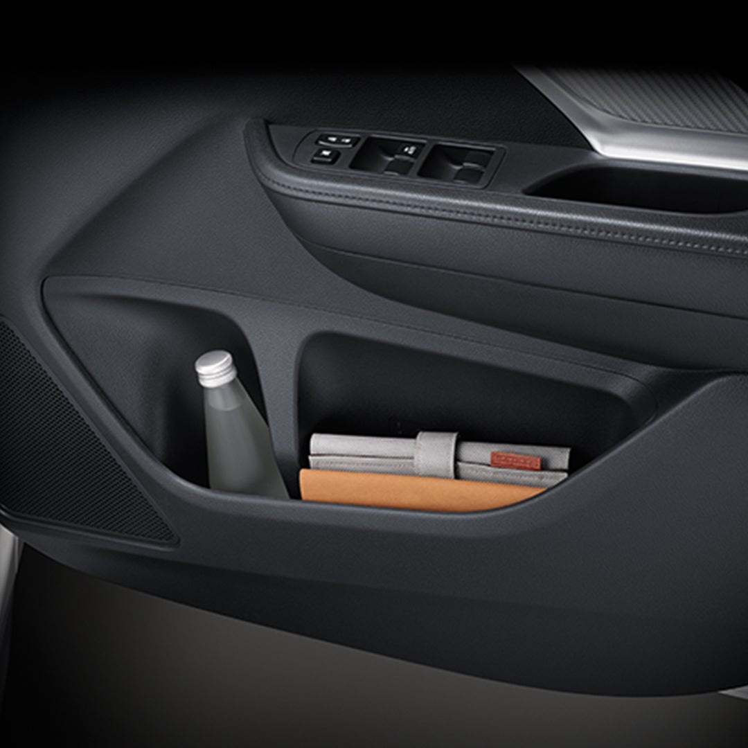 FRONT DOORS POCKET WITH BOTTLE HOLDER