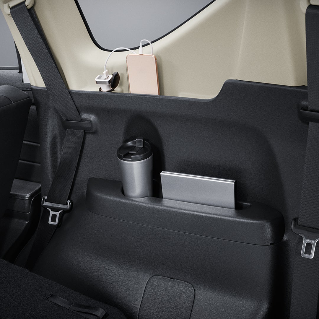 SIDE POCKET WITH CUP HOLDER ON 3RD ROW SEAT